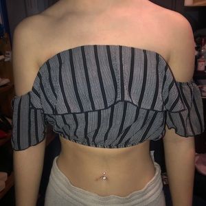 Very cropped top with off the shoulder sleeves